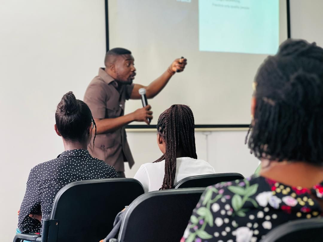 photo_5913637923683240798_y